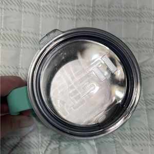 Yeti rambler mug with stackable lid